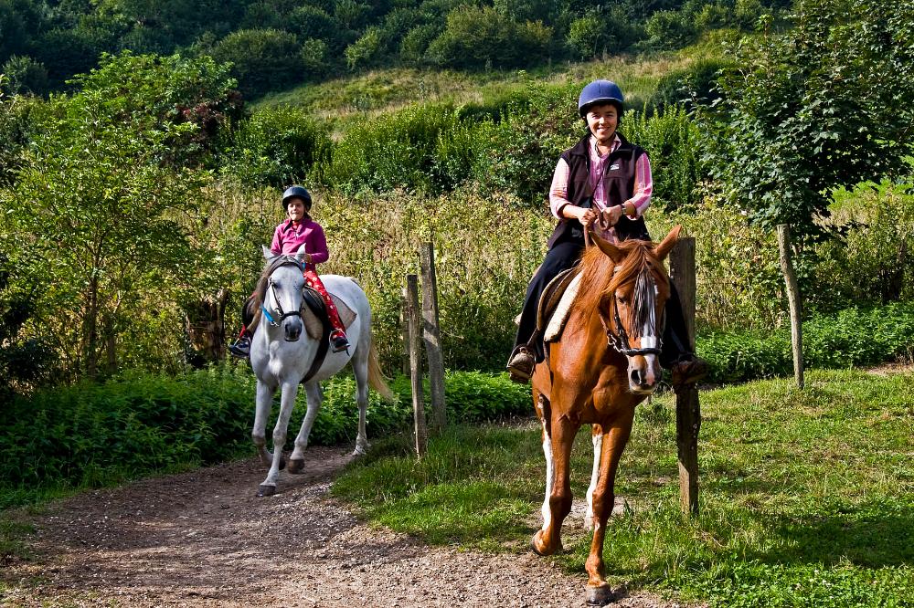 Dos mujeres a caballo por Aralar